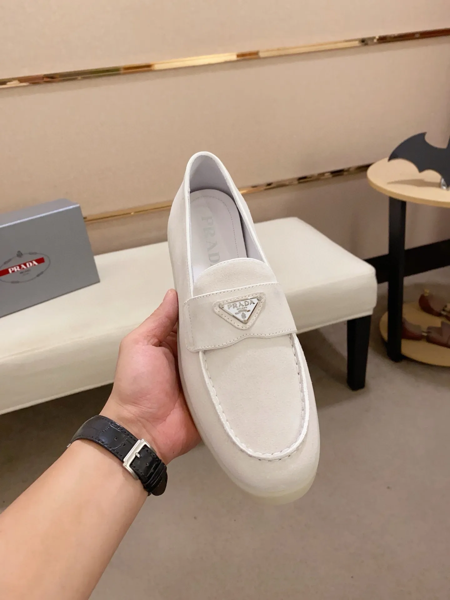 Men's shoes 💰 580💰 ✔️✔️✔️High-quality new PRADA counters are launched at the same time. The new men's shoes and 😘fabrics are selected from high-silk bald cowhide and are made by pure handicrafts. Lining: Full cowhide lining. 👍🏿 High-end ☄️ air-cushion molded anti-slip rubber outsole, exquisite lines, simple and elegant, comfortable and high-end for leisure travel. Code number: 38 to 44 (45 can be customized)